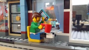 LEGO-Figur mit Smartphone und Kaffeebecher