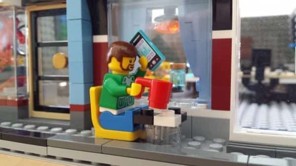 LEGO-Figur mit Smartphone und Kaffeebecher