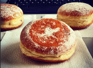 Am Rosenmontag gab es von mir Berliner für jeden Teilnehmer in Düsseldorf.